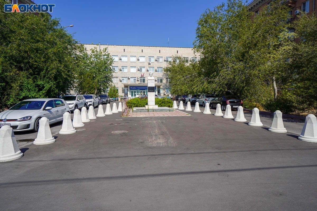 ⚡️ В Волгограде на улице Советской на перекрестках с улицами Ковентри, Гагарина, Порт-Саида на тротуарах появились бетонные конусы!  ⚡️