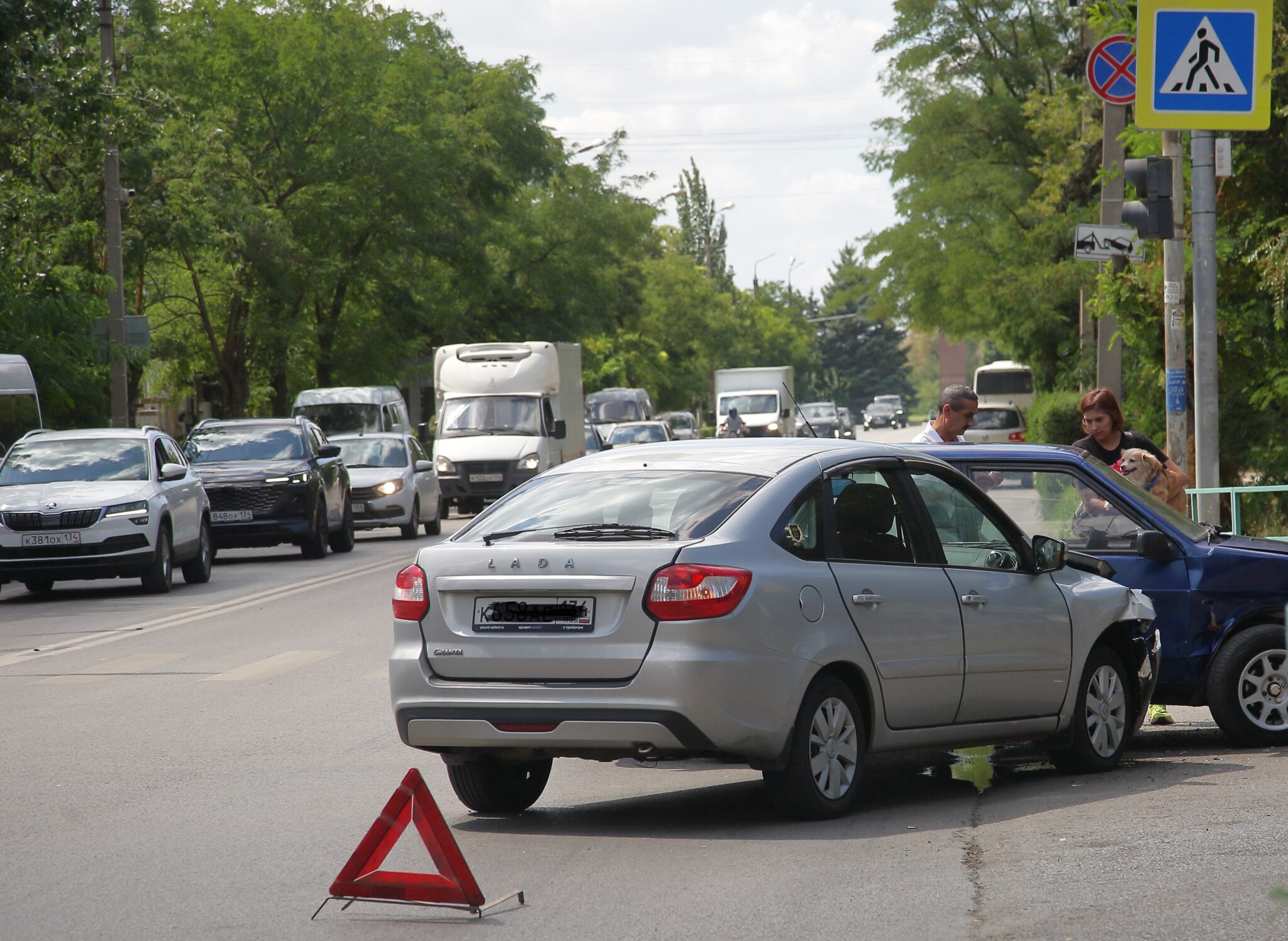 ДТП и дама с собачкой: в Волжском «Лада Гранта» протаранила «девяносто девятую»
