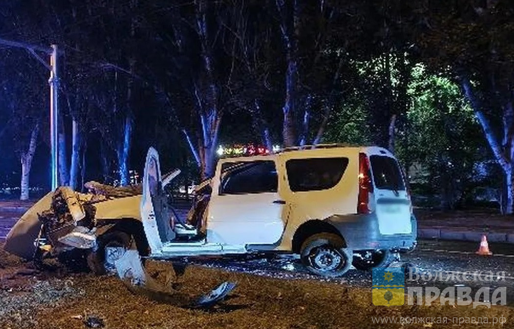 Кабину оторвало, двое погибли: в Волгограде «Ларгус» врезался в рекламную опору