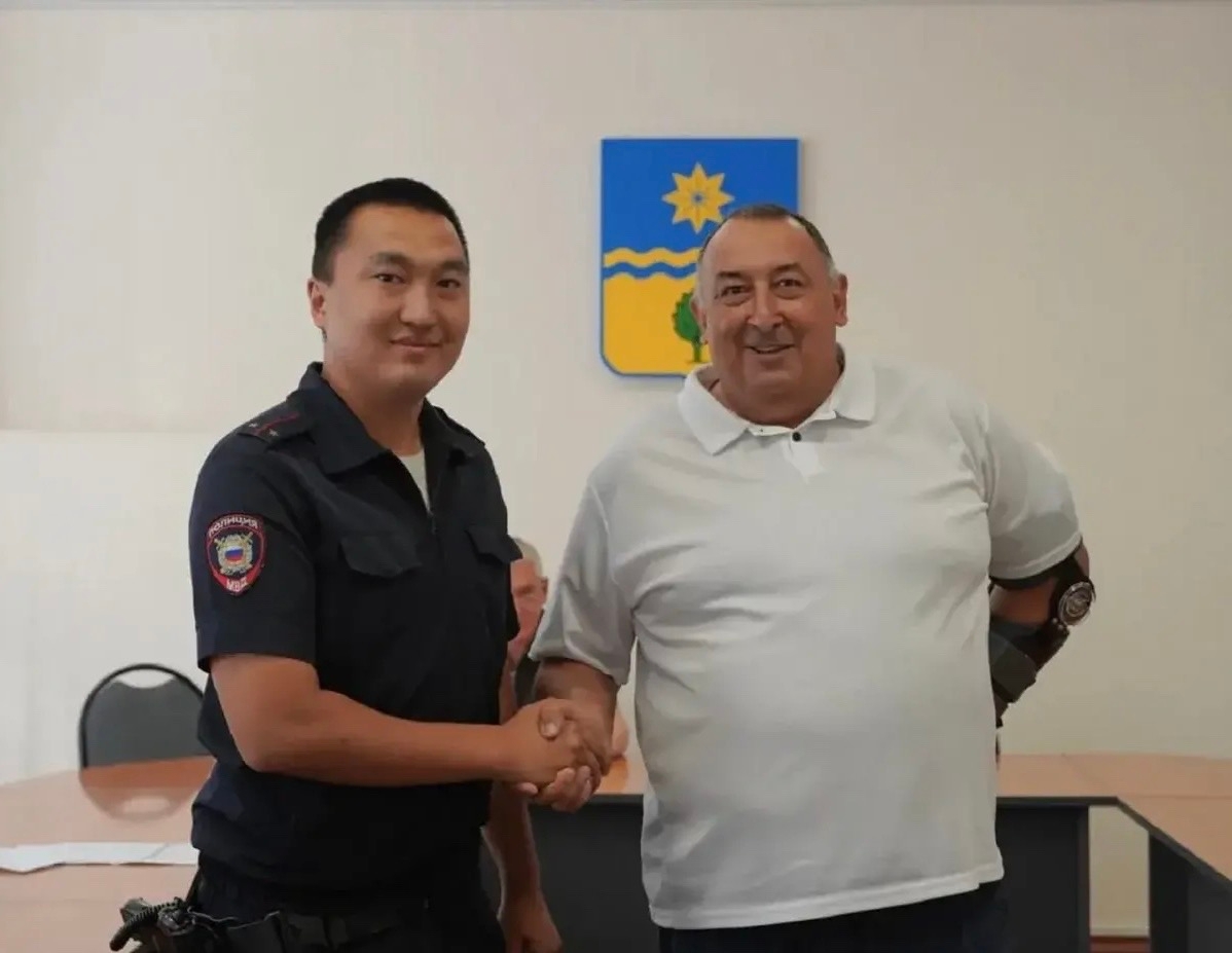 🤝 Волжскому участковому Николаю Массалимову вручили благодарность за поимку похитителя скульптуры «Суслик читающий»