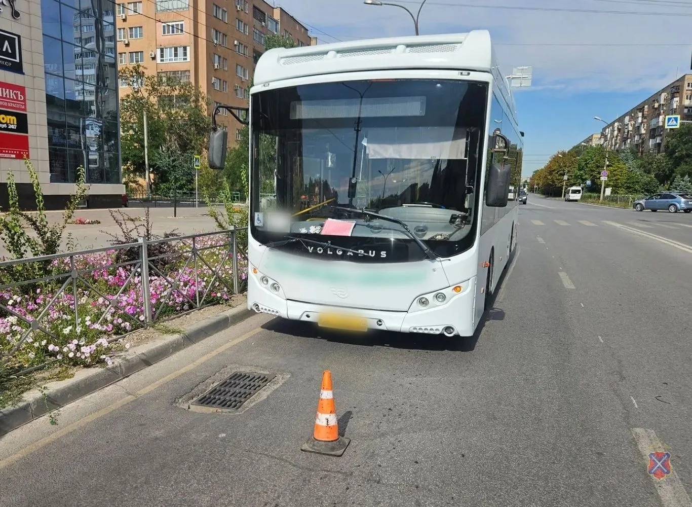 В Волжском случился неприятный инцидент — в автобусе «Волгабас» напротив дома №36б на улице Мира 61-летняя женщина упала и получила травмы.