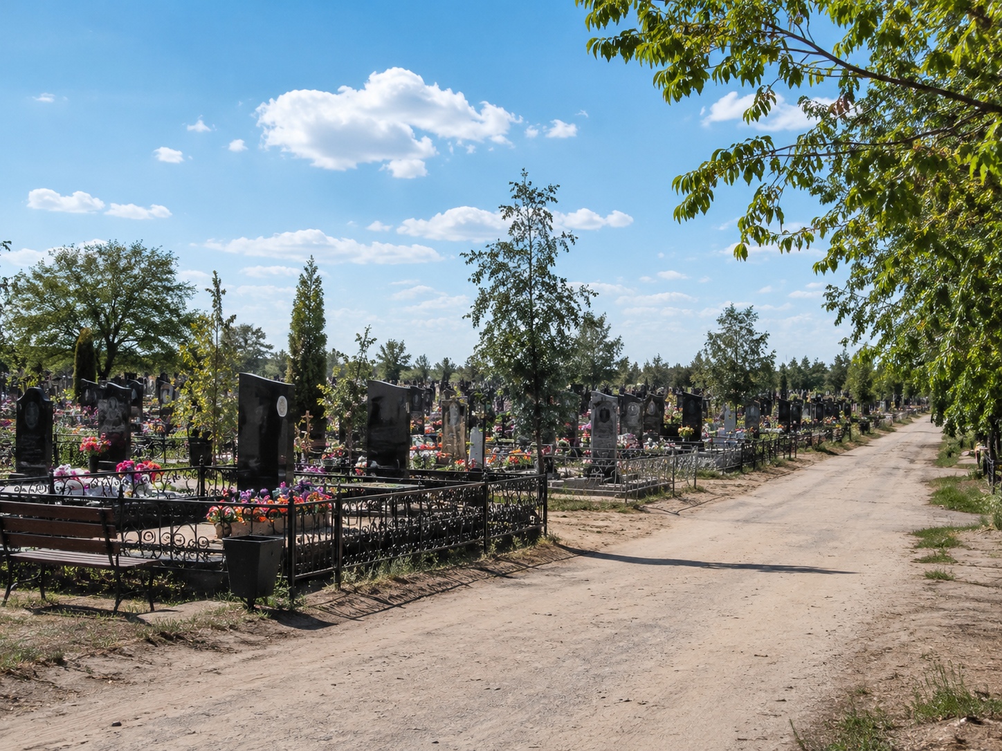 В Волжском ищут подрядчика для благоустройства кладбищ за 10,5 миллиона рублей