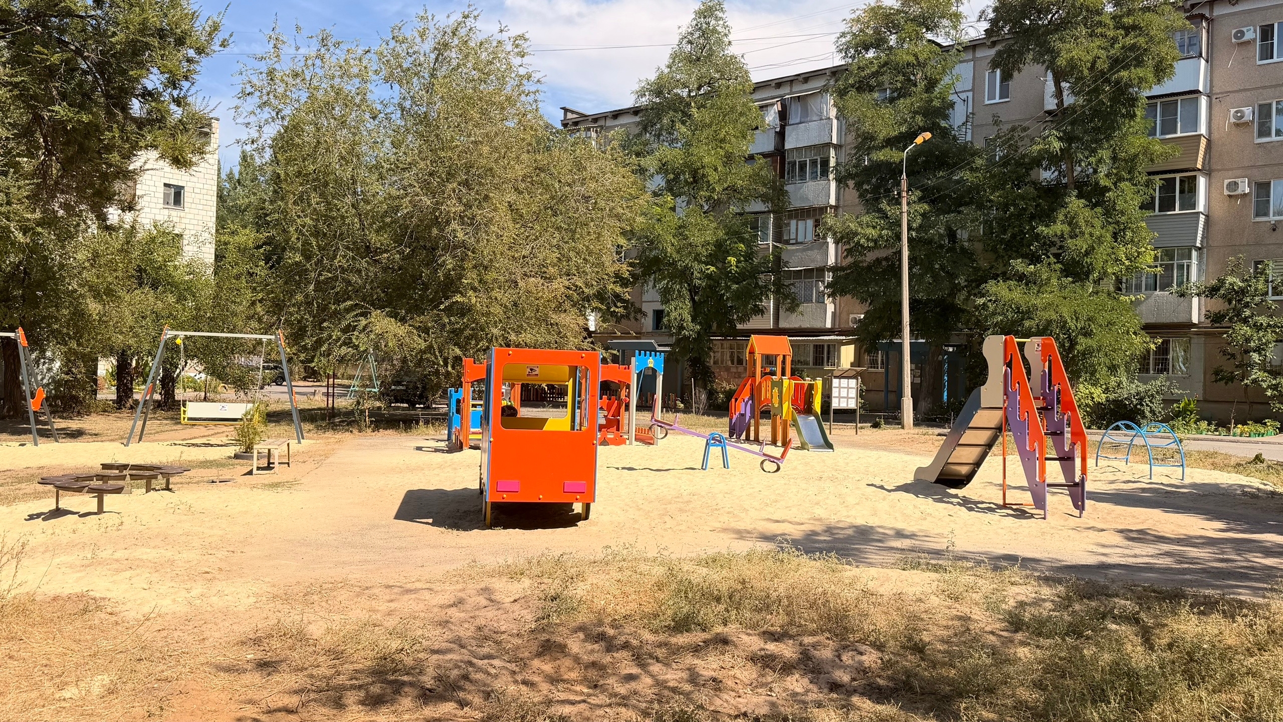 🛝 Вот такой должна быть детская площадка: в Волжском появился «Сказочный дворик»