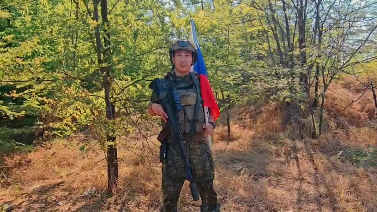Наши бойцы из Волжского поздравляют земляков с Днем Государственного флага РФ 🇷🇺