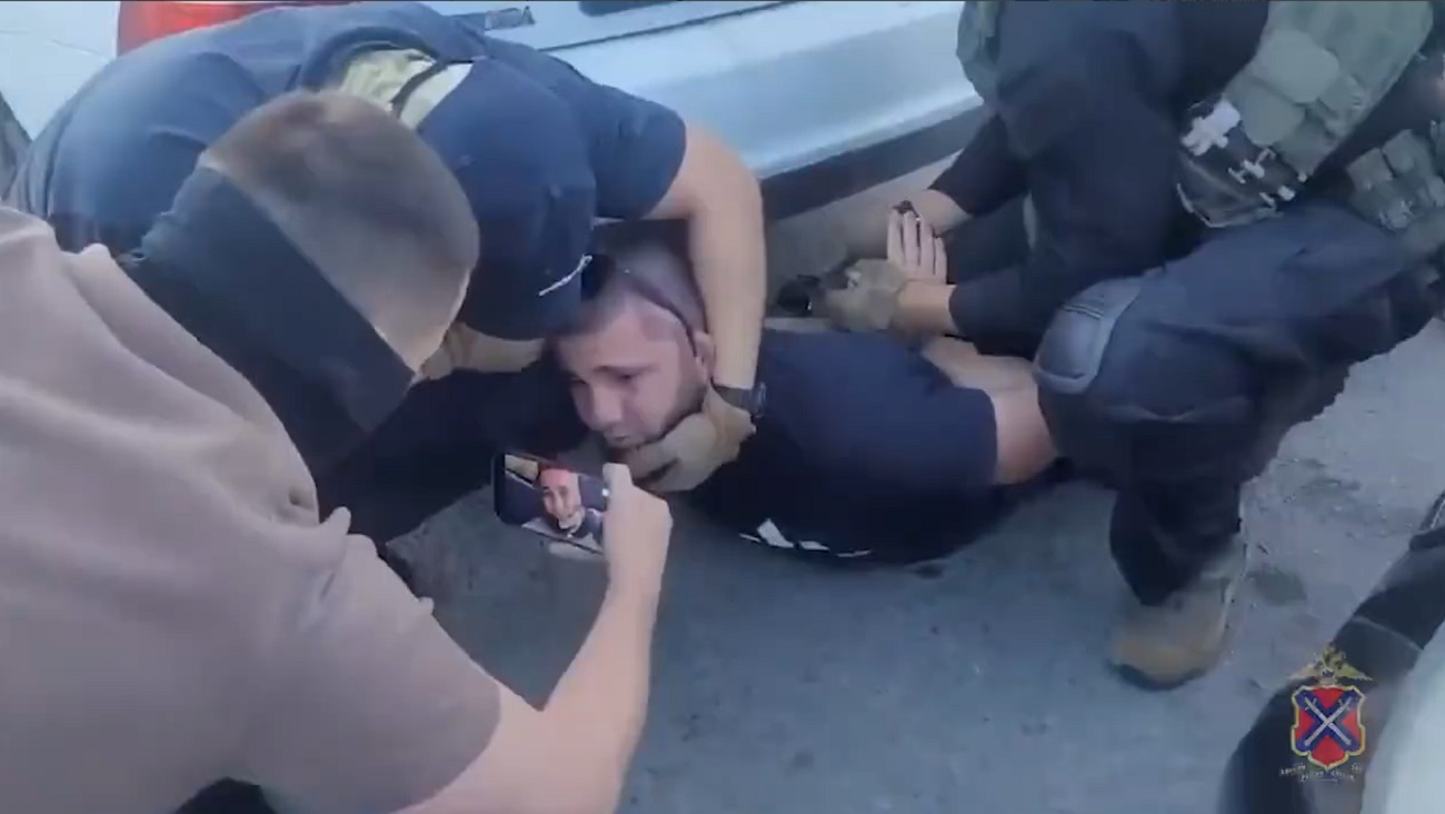 Лицом в асфальт: в Волгограде задержали вымогателя 3 миллионов рублей у участника СВО