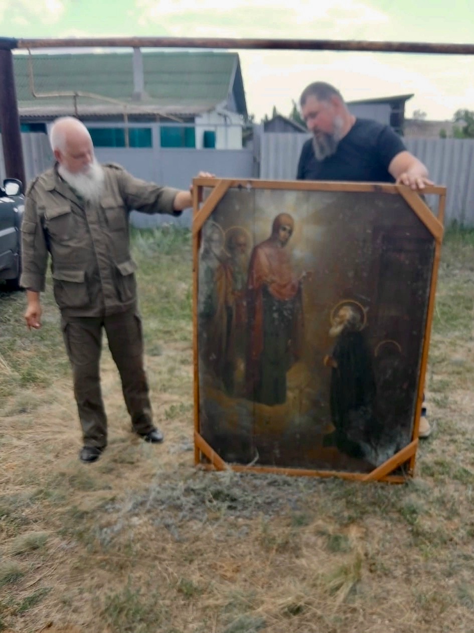 В стареньком доме в станице Березовской Даниловского района нашли замурованную в печи огромную икону XIX века, которую казаки спасли во врем…