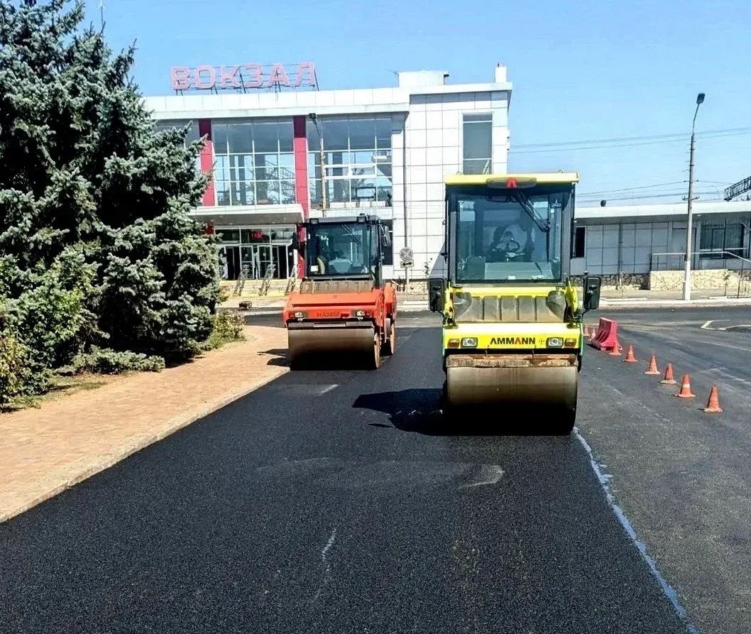 🚜 На Привокзальной площади Волжского завершили укладку асфальта