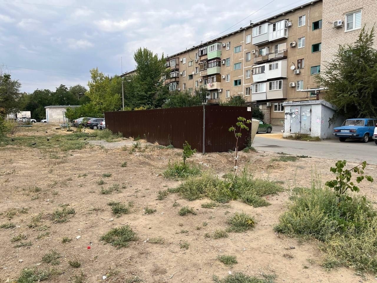 🏡 В Волжском расчистили территорию рядом с детской площадкой