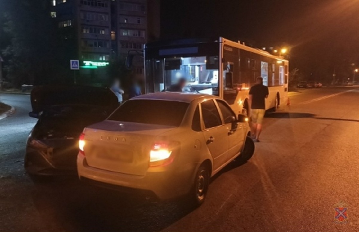 В Волжском в ДТП на улице Пушкина пострадали 5 человек