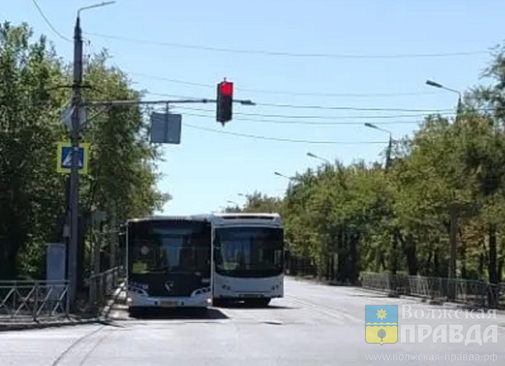 В Волжском у больничного городка столкнулись два автобуса «Волгабас»