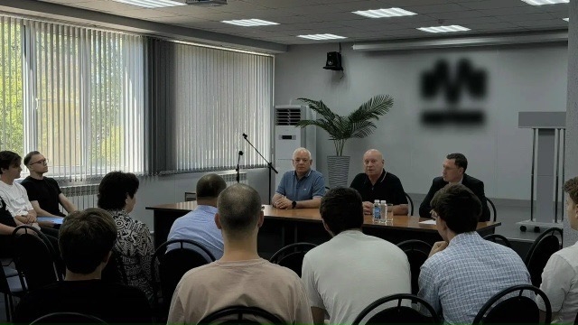 🏭 Виталий Лихачёв встретился с коллективами двух крупных предприятий Волжского