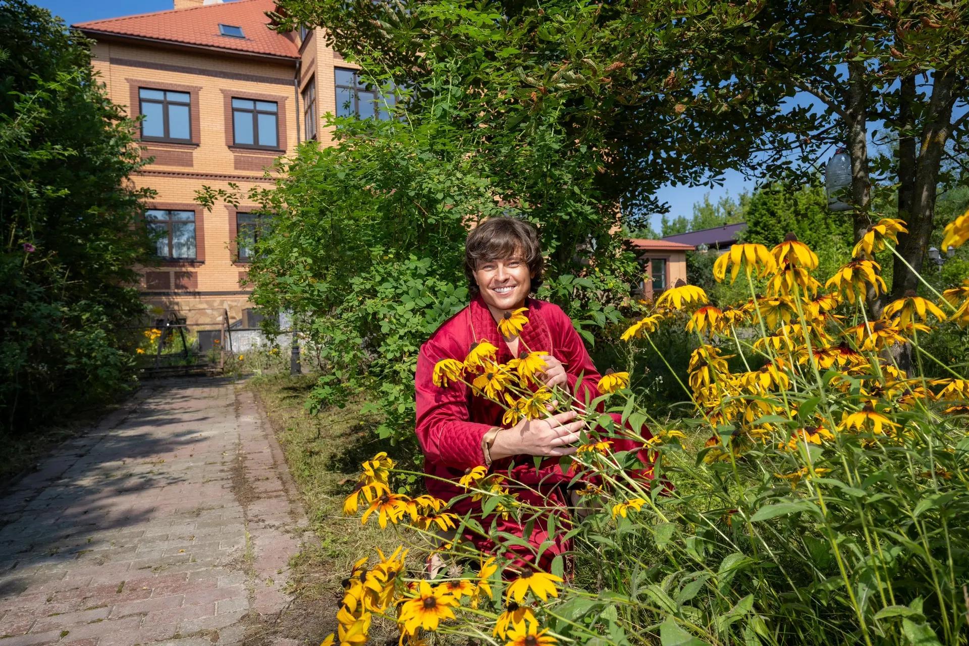 Мебель с бархатной обивкой, винтовая лестница и огромный экран: СМИ опять заговорили о «королевском гнезде» Прохора Шаляпина