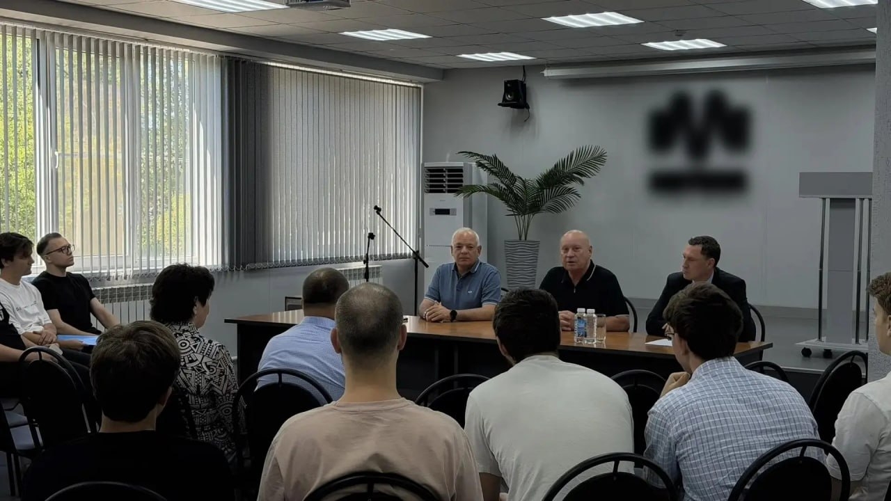 🏭 Виталий Лихачёв встретился с коллективами двух крупных предприятий Волжского