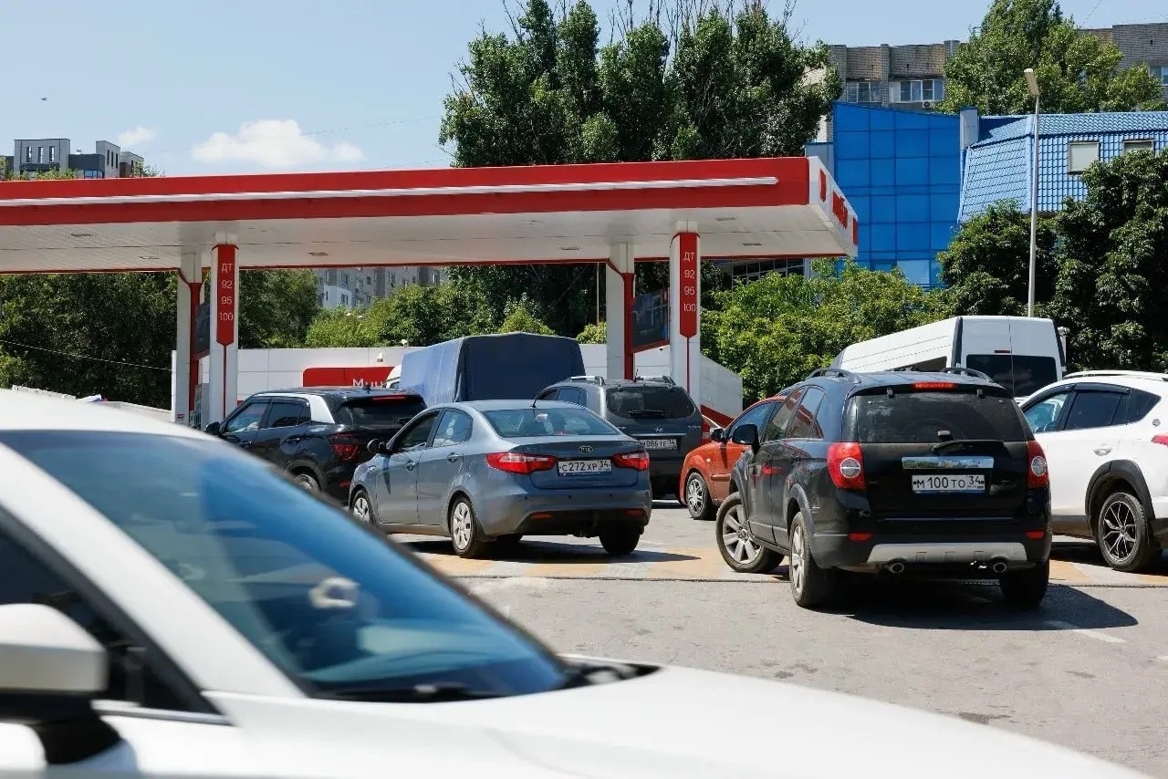 ⛽️Чиновники пообещали скорую ликвидацию очередей за бензином на заправках. Об этом сообщает региональный облпромторг: