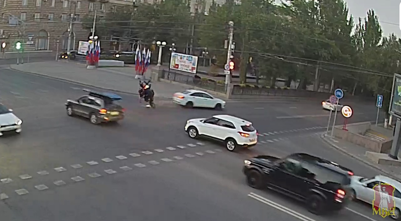 В Волгограде мотоцикл врезался в машину, перевернулся в воздухе и рухнул на асфальт
