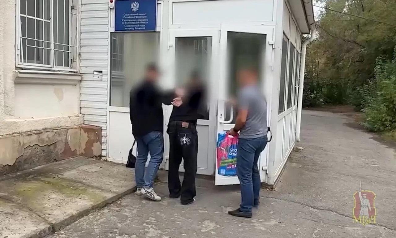 «Сказали купить розжиг и салфетки»: в Волжском задержан подозреваемый в поджоге полицейского автомобиля