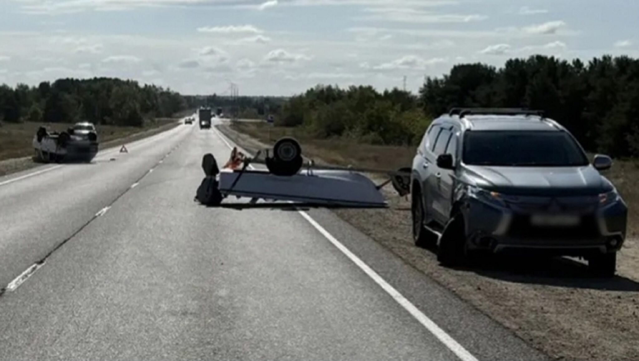 Килем вверх и «семёрка» на крыше: под Волгоградом водитель седана не уступил внедорожнику