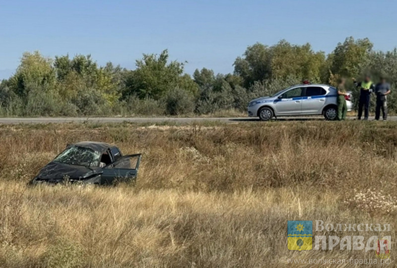 Под Волгоградом 24-летний бесправник перевернулся на «десятке» и отправил подругу в больницу