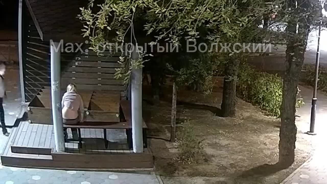 🚨 Вечером 10 сентября в сквере на ул. Молодежной неизвестный мужчина разгромил уличную библиотеку, и не только её…