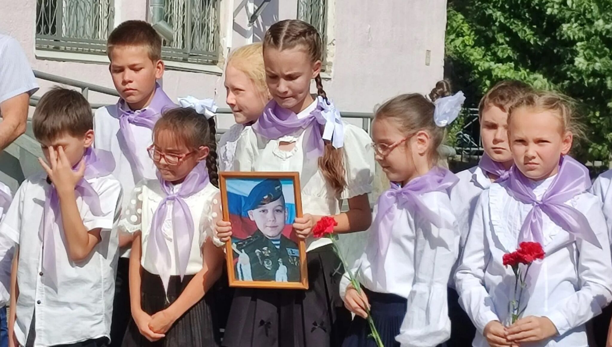 «Простой и с милой улыбкой»: в Волжском установили памятную доску Герою России Михаилу Подшибякину