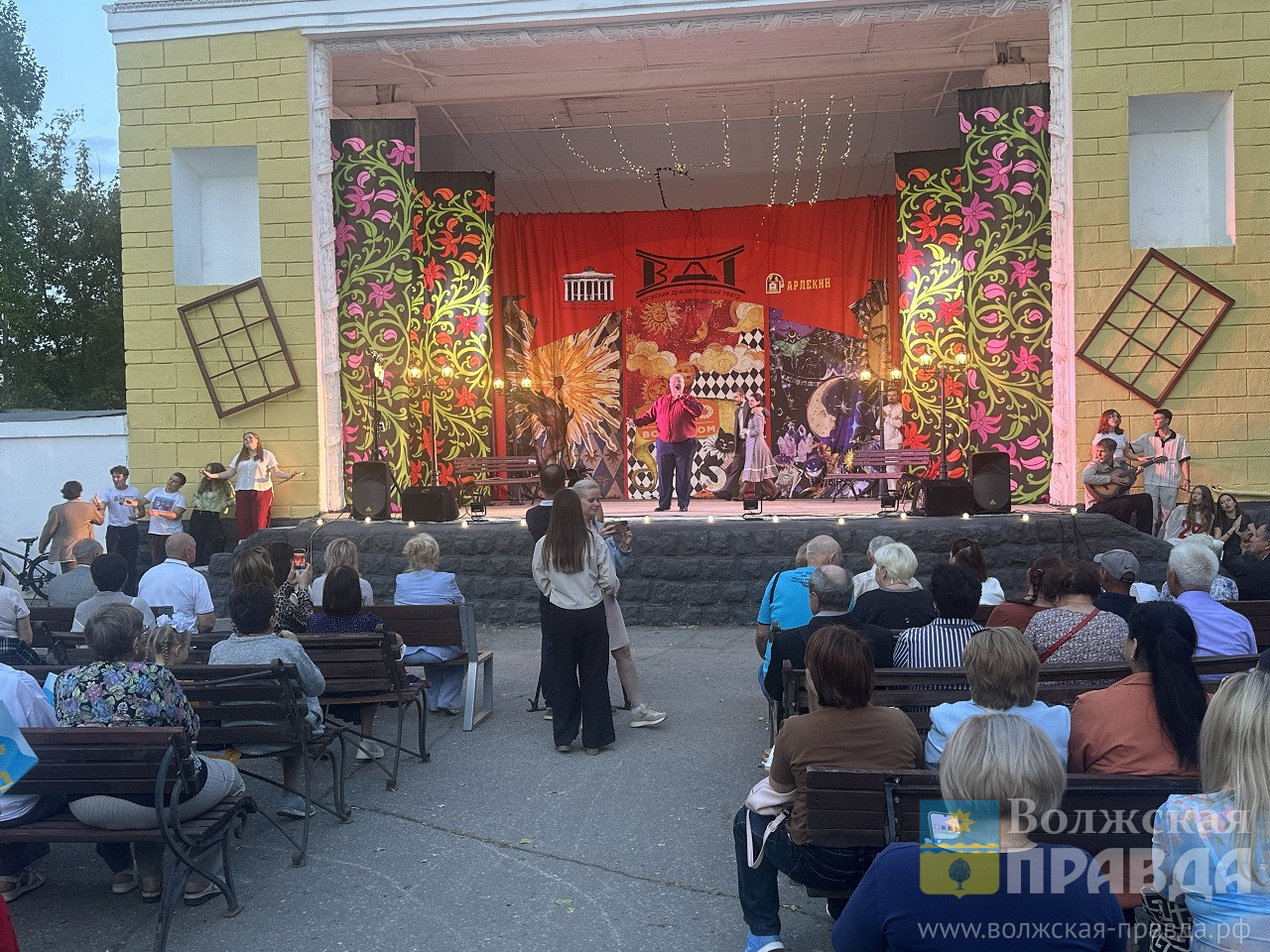 «Просто надоела грязь»: в Волжском наградили участников конкурса «Красота во дворе»