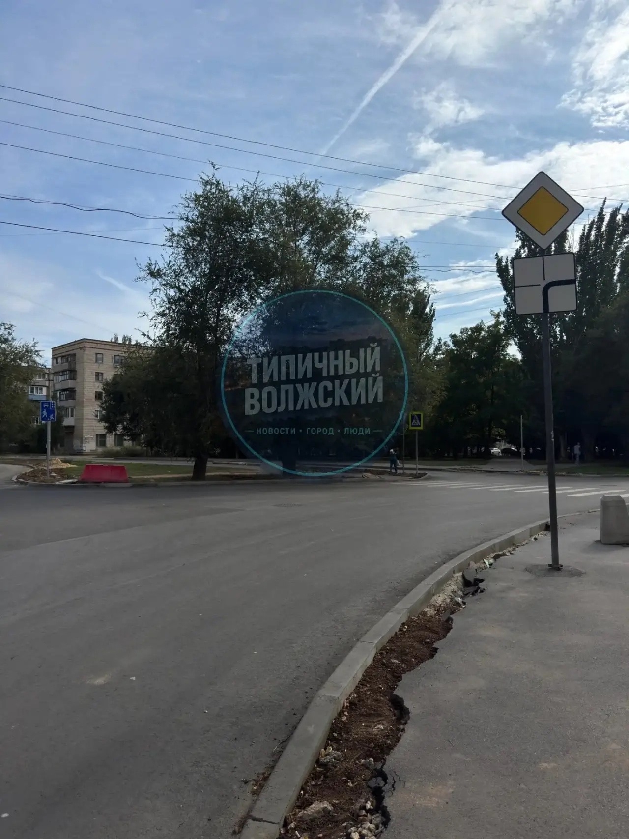 Прошу привлечь внимание подрядчика или кто сотворил этот ужас???? Больше 2-х недель вот такая история. Бордюры нормально не сделаны, а это в…