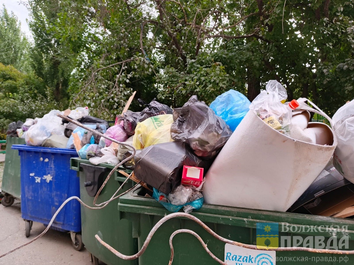 В Волжском жильцы заставили УК привести в порядок мусорную площадку