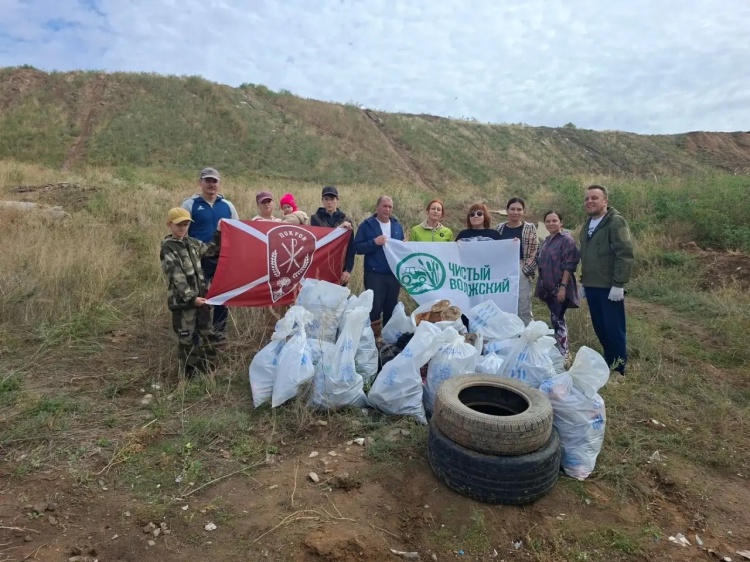 Волонтеры убрали 21 мешок мусора с пляжа Козий в Волжском 🧹🌿