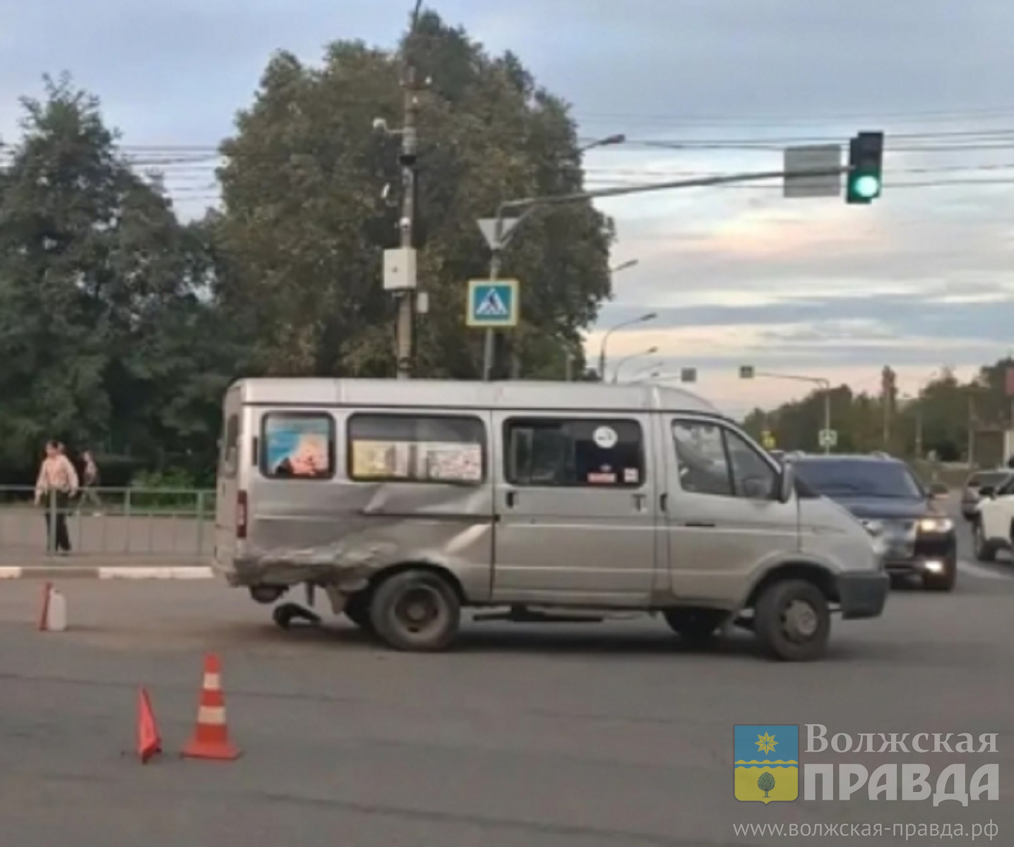 Под сенью храма: в Волжском фургон протаранил маршрутку, в больнице 3 взрослых и 17-летняя девушка