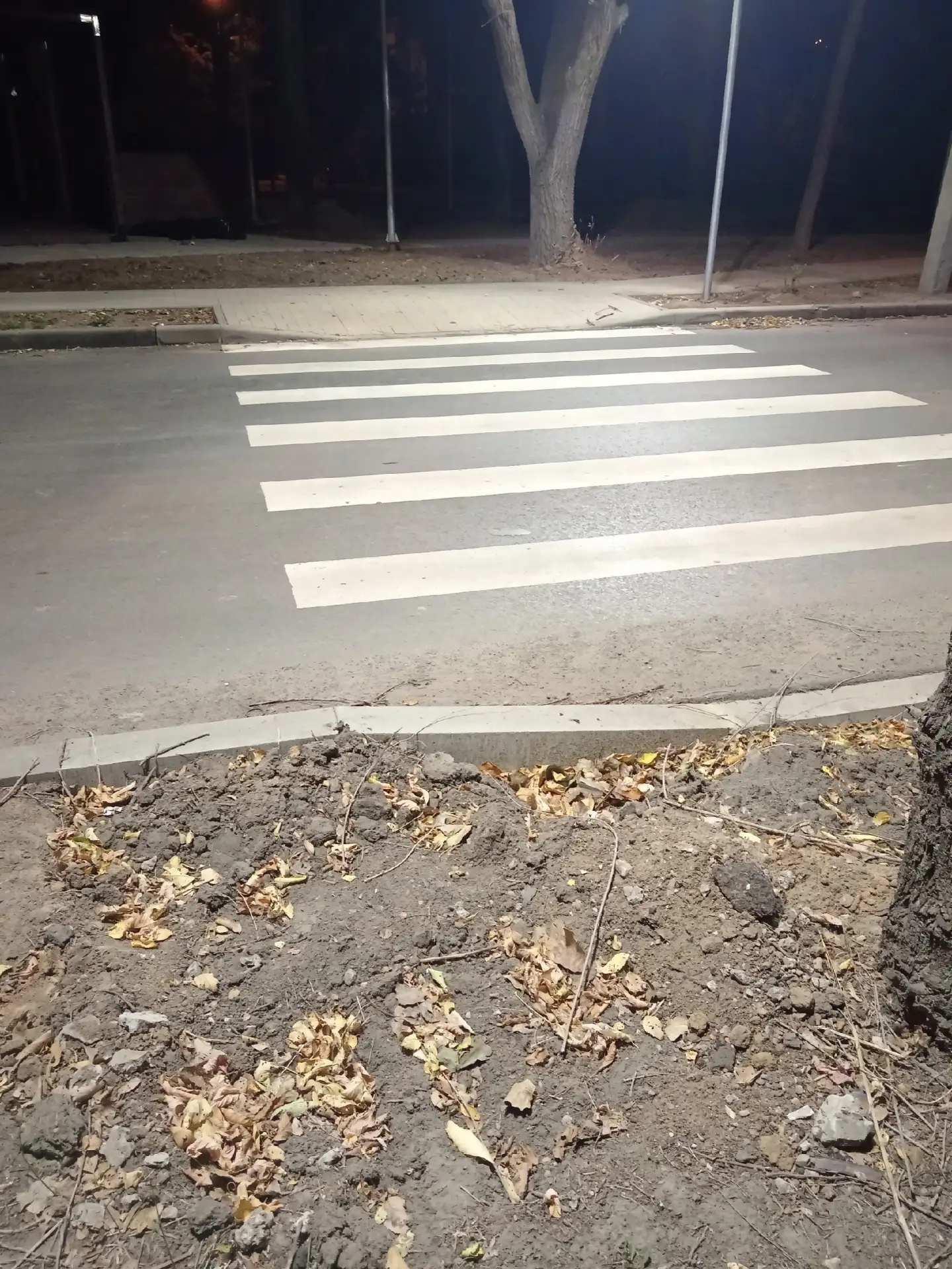 🚶‍♀️ В Волжском новый пешеходный переход ведёт прямо в грязь