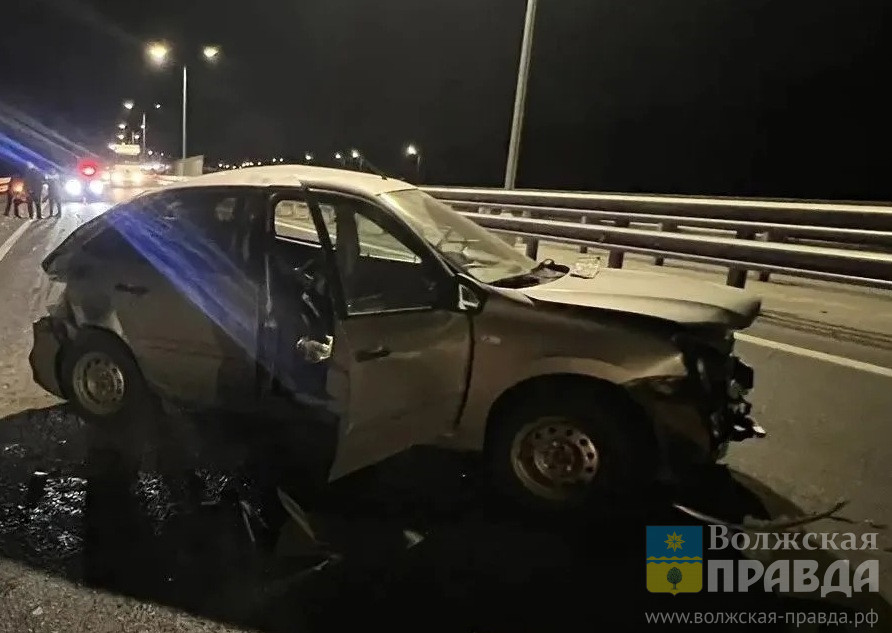 Всё в обломках и масле: 3 взрослых и 4 детей пострадали в лобовом ДТП под Волжским