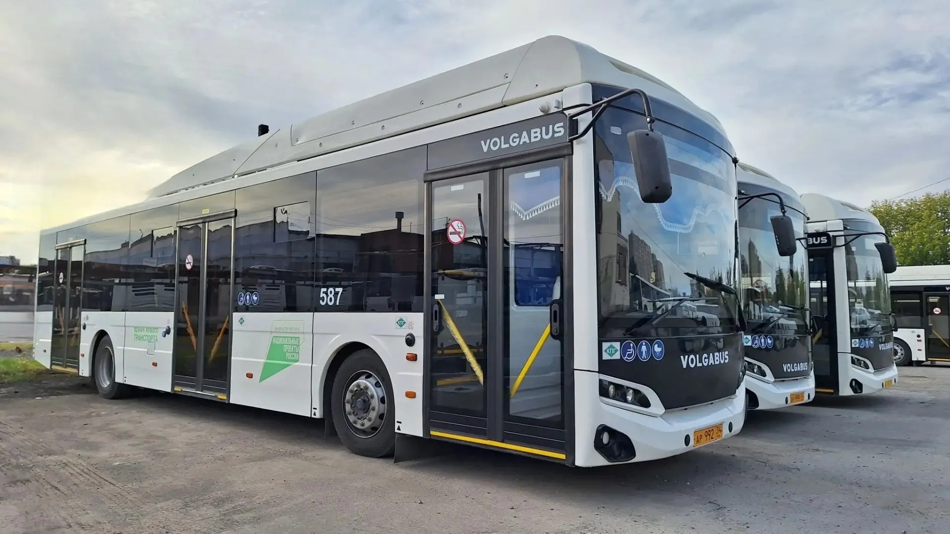 В Волжском на маршруты вышли новые автобусы-«гармошки» 🚌