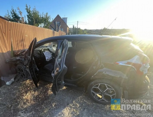 «Соболь» на боку, «Форд» в заборе, трое в больнице: в Волгограде столкнулись фургон и кроссовер
