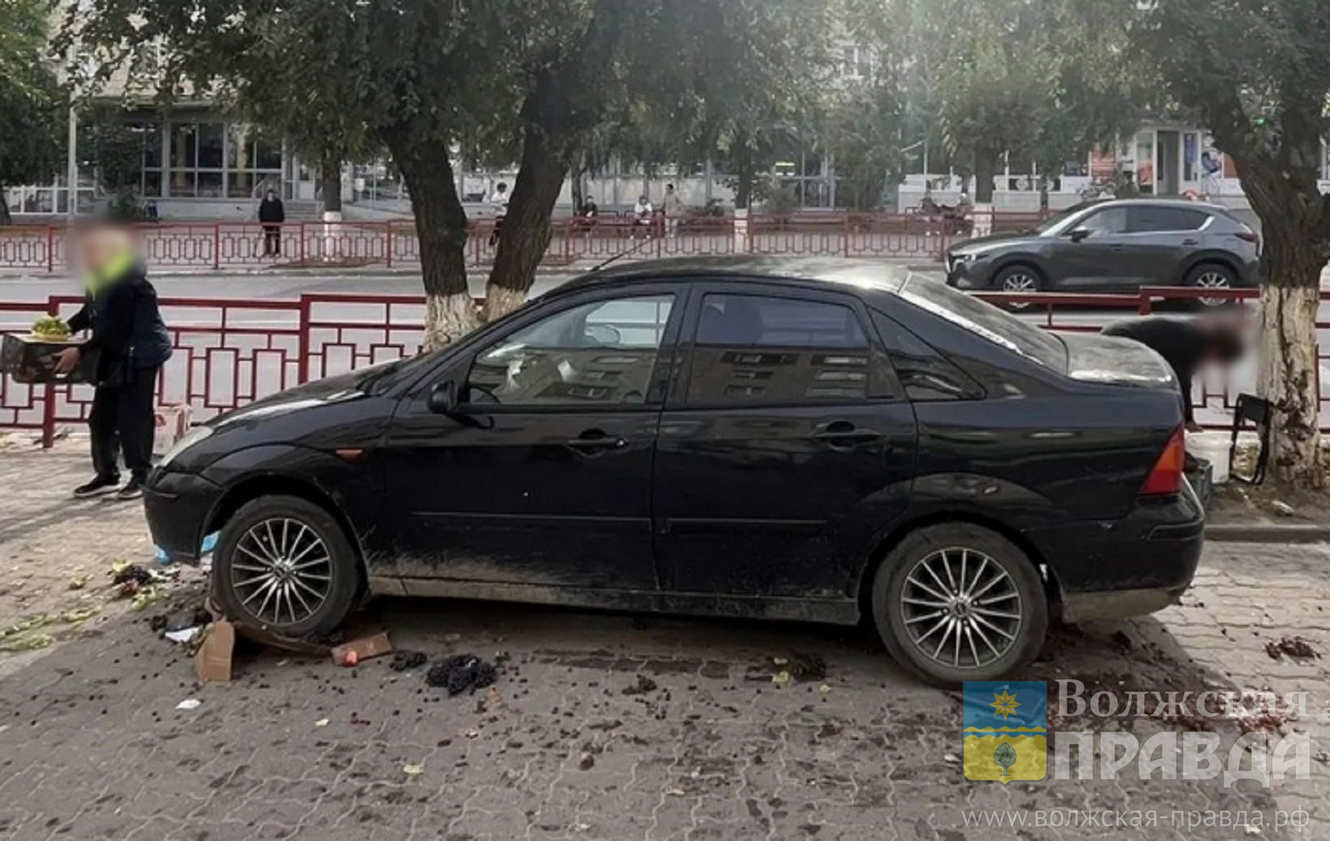 Под Волгоградом не поставленный на «ручник» «Форд Фокус» снёс стихийный рынок