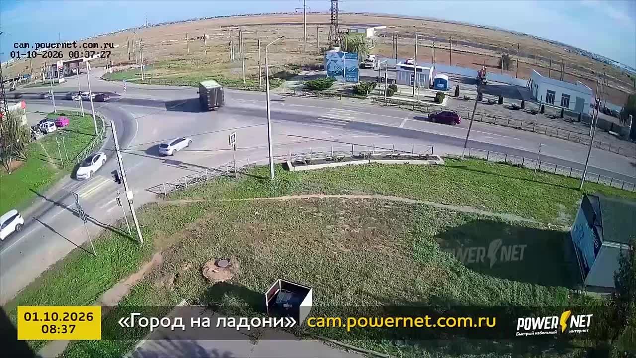 В Волжском парашютист приземлился посреди оживленного перекрестка! 😬