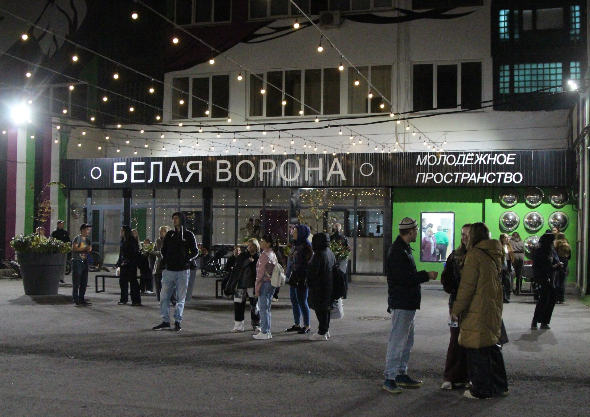 Ведьма, самураи и глинтвейн: в Волжском отметили годовщину «Белой вороны» и «Гаража»