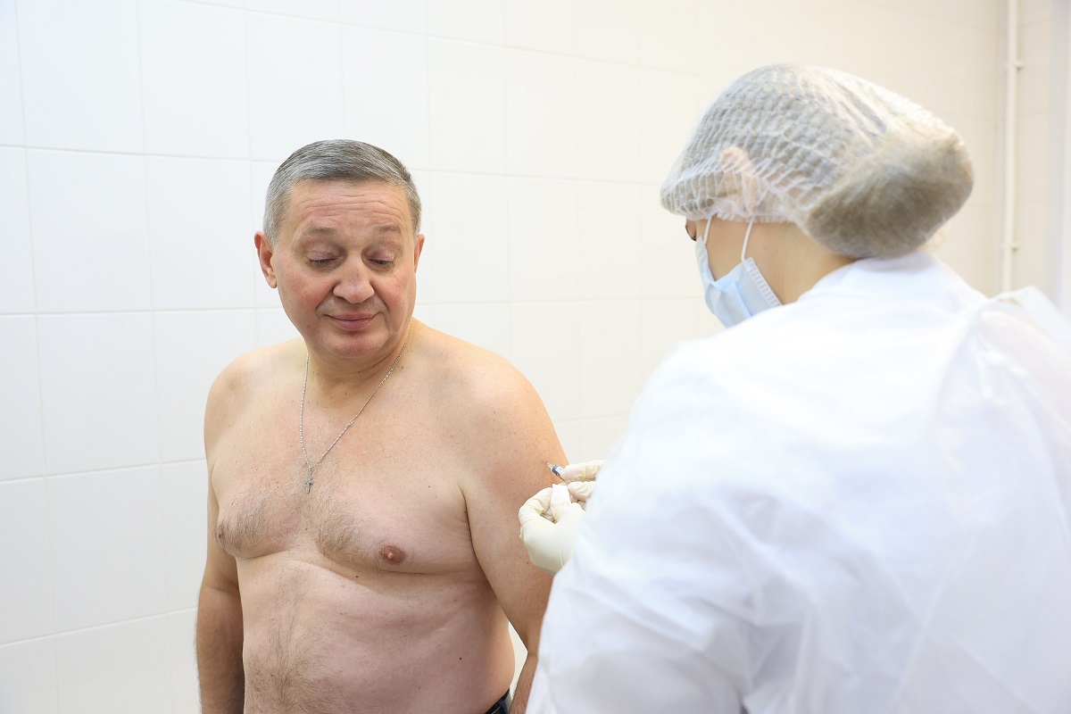 Глава региона Андрей Бочаров прошел вакцинацию от гриппа