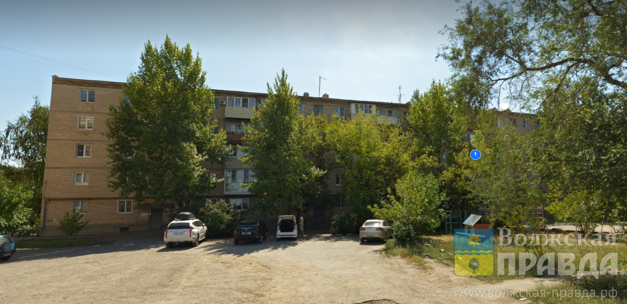 «В памперсе, вместе с сеткой»: в Волжском с пятого этажа выпала 4-летняя девочка