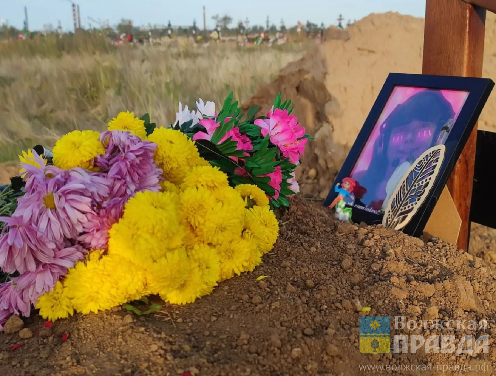Перо, единорог и кукла: волжанин установил на могилах девушки из холодильника и её отца кресты и венки
