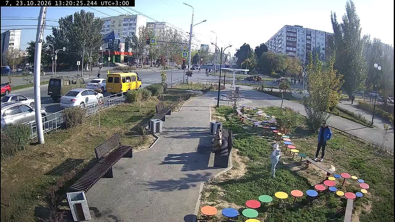 Возле детской поликлиники №2 сотрудники МАУ «СГТ» заметили, как ребёнок пытался сломать недавно высаженное в рамках благоустройства дерево. …