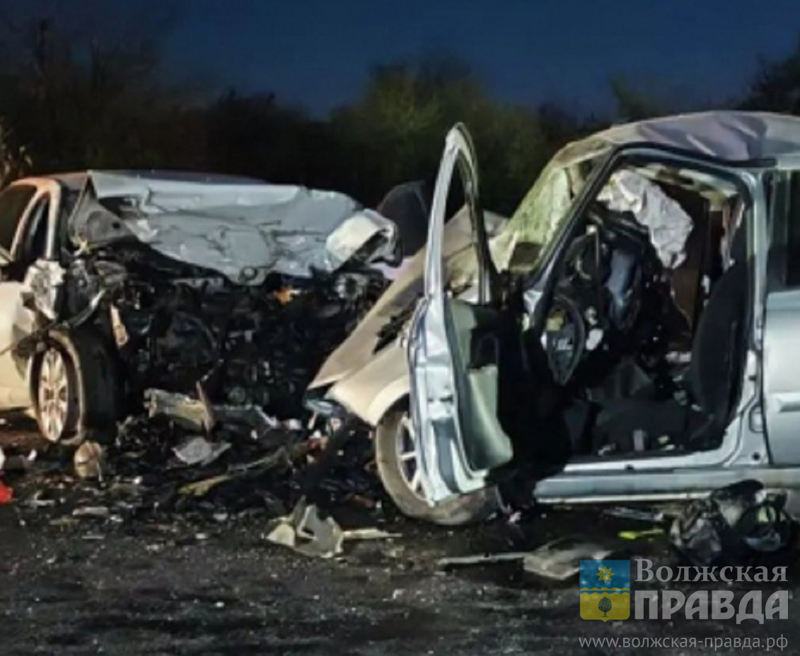 Под Волгоградом в лобовом ДТП раздавило троих человек, двое «тяжёлые»