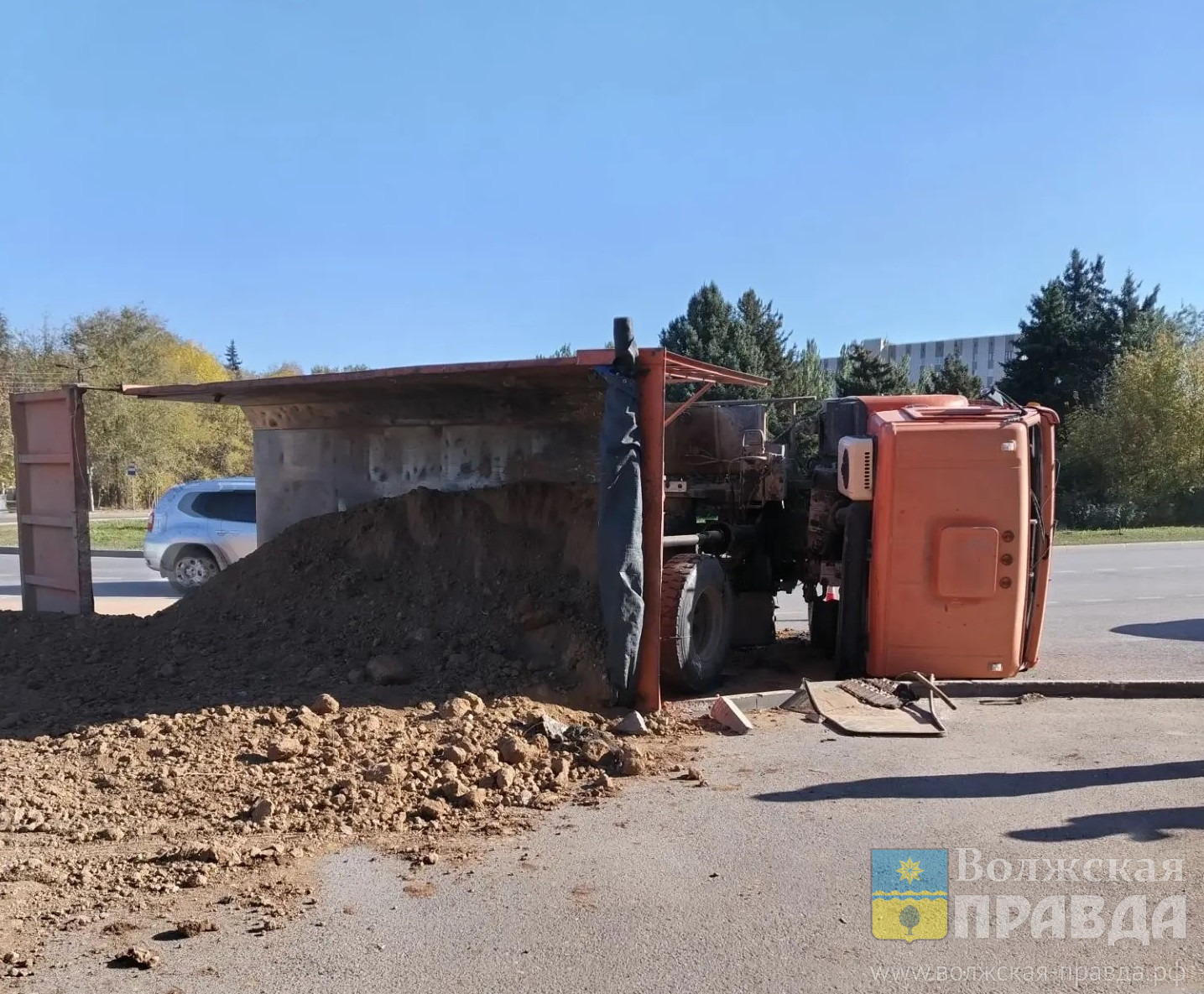 На боку, без лобовухи: в Волжском на карбышевском кольце перевернулся самосвал с грунтом