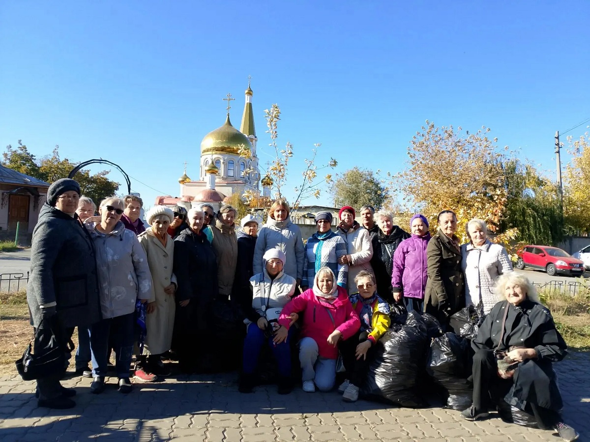 Ветераны Волжского провели субботник на аллее «Зоина сирень»
