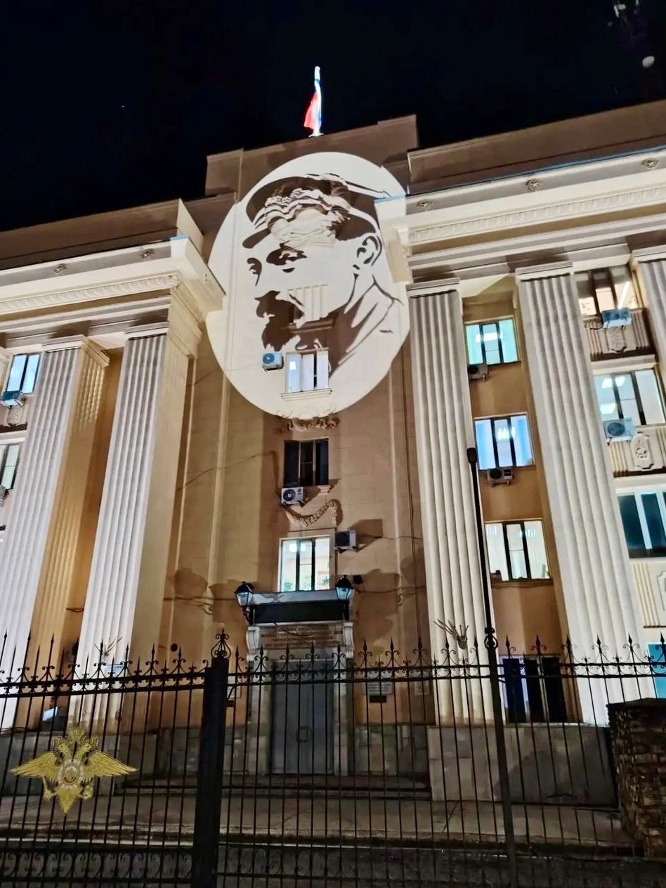 В Волгограде на фасаде здания ГУ МВД по Волгоградской области появилась вечерняя подсветка с профилем Феликса Дзержинского! ✨