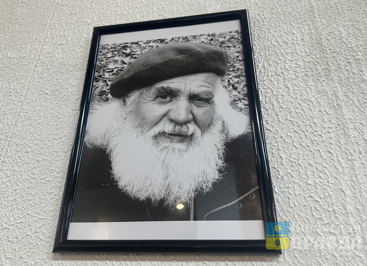 «Наполненный светом»: в Волжском на открытии выставки, посвящённой 100-летию Николая Барохи, представили модель нового памятника
