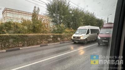 Нам пишут: в Волжском говорят о новой аллее, дырявых носках и перегруженных школьниках