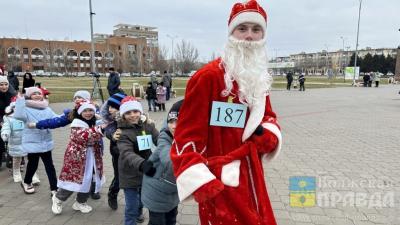 В Волжском в Забеге Дедов Морозов участвовали целыми семьями