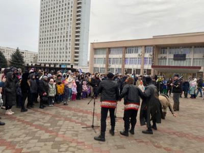 Скоморохи, бои на подушках и прогулки на ходулях: волжане поучаствовали в интерактивной Рождественской сказке