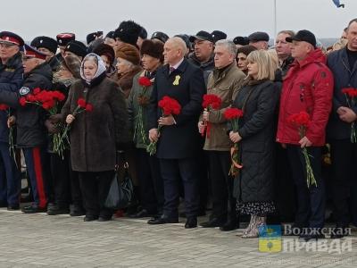 2 февраля в Волжском возложили цветы к памятнику Павшим воинам