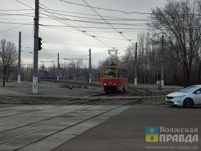 Вспыхнувший в Волжском трамвай на несколько часов парализовал движение по улице Логинова